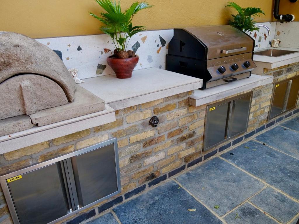 Huge Deluxe 600 Year Old Essex Manor, Hot Tub, Cinema Room, Sky Tv Saffron Walden Exterior photo